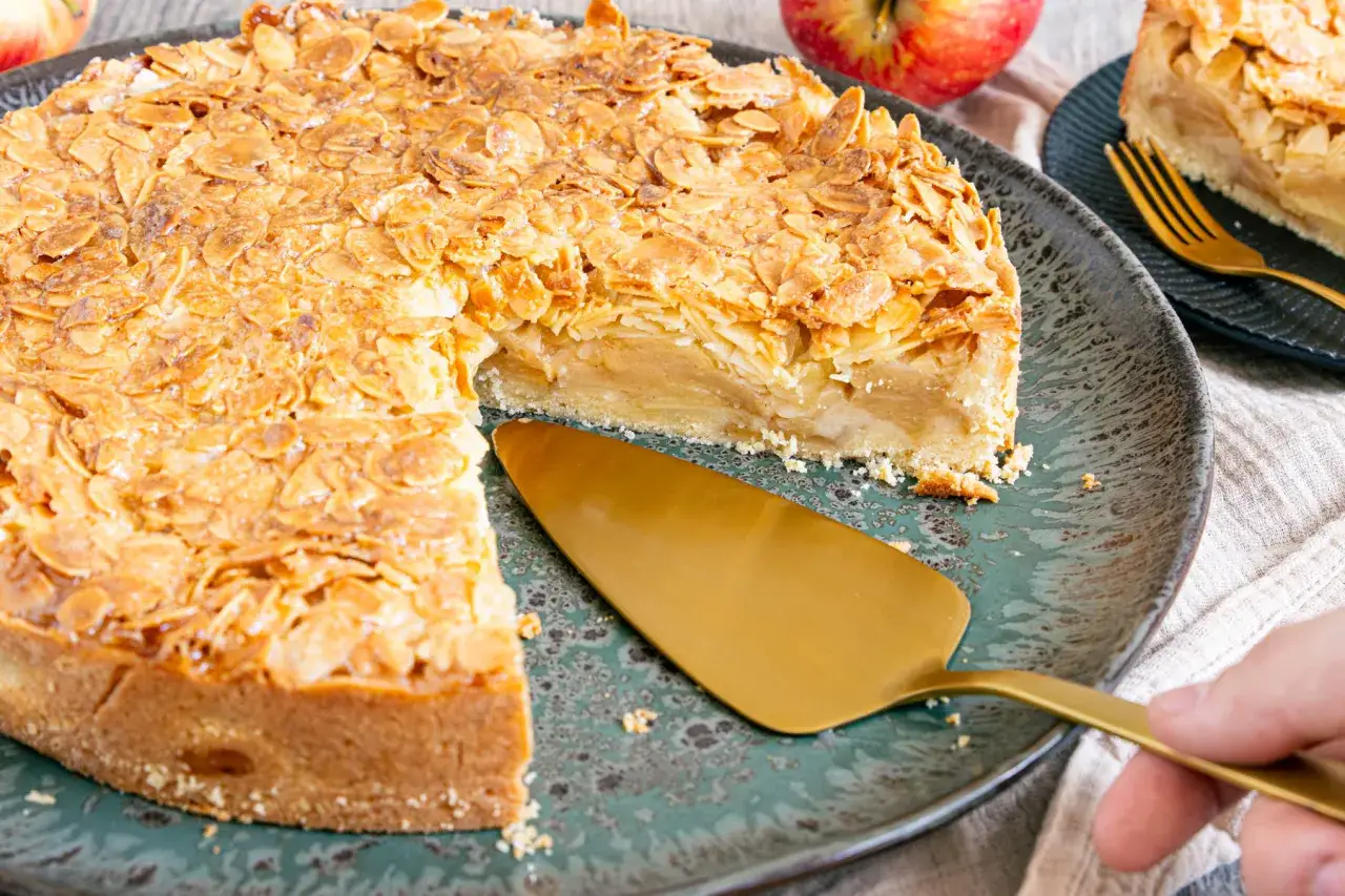 Florentiner Apfelkuchen mit knuspriger Mandelhaube