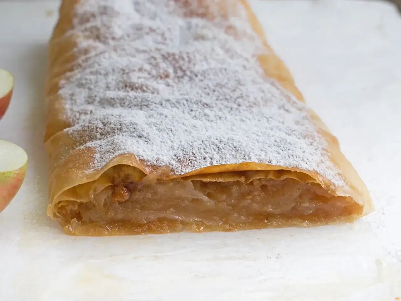 Apfelstrudel mit Fertigstrudelteig - knusprig, schnell und gut