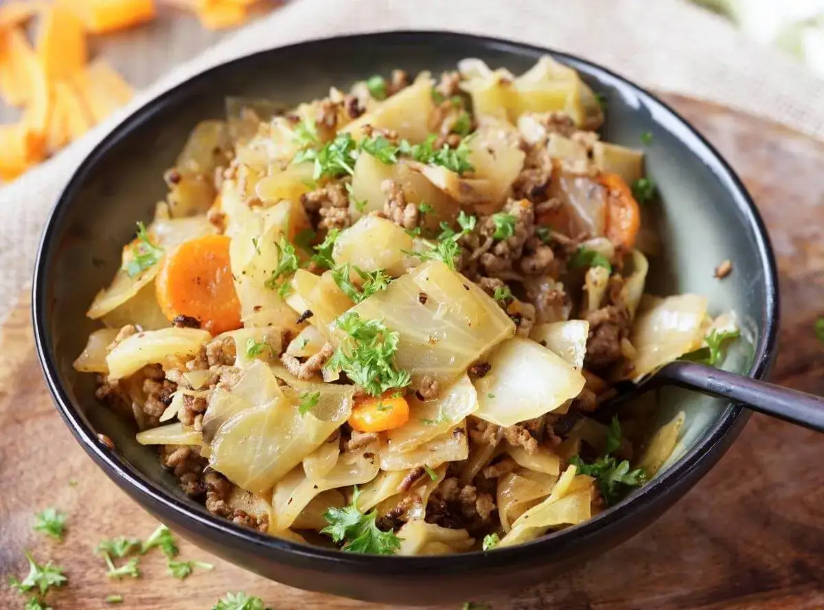 Herzhaftes Spitzkohlgericht mit Hackfleisch und Karotten, garniert mit frischer Petersilie. Ein deftiges Essen, das gut schmeckt.