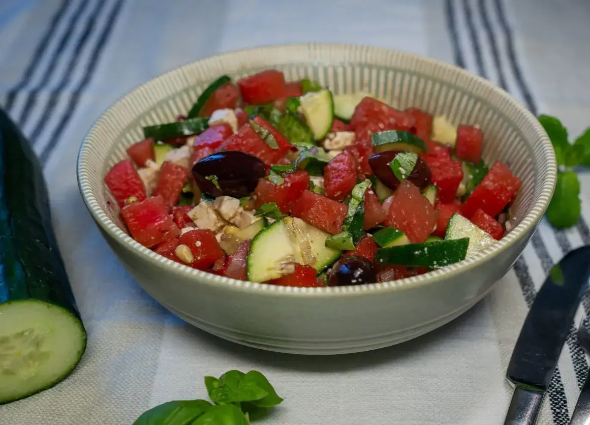Erfrischender, sommerlicher Melonensalat mit Wassermelone, Gurke, Feta und Oliven. Perfekt für heiße Tage!