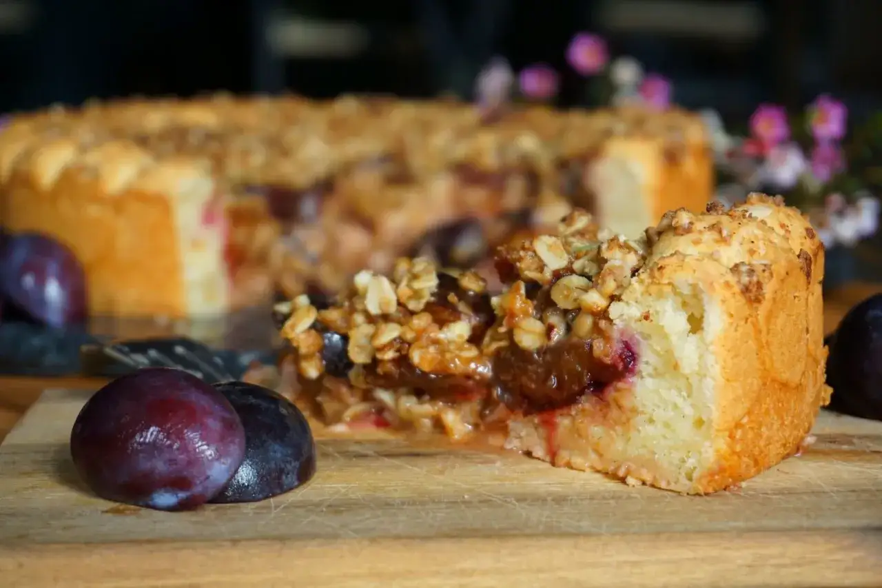 Ein saftiger Zwetschgenkuchen mit Streuseln, perfekt für Ihre nächsten Kuchen Rezepte. Frische Zwetschgen und knusprige Haferflocken.
