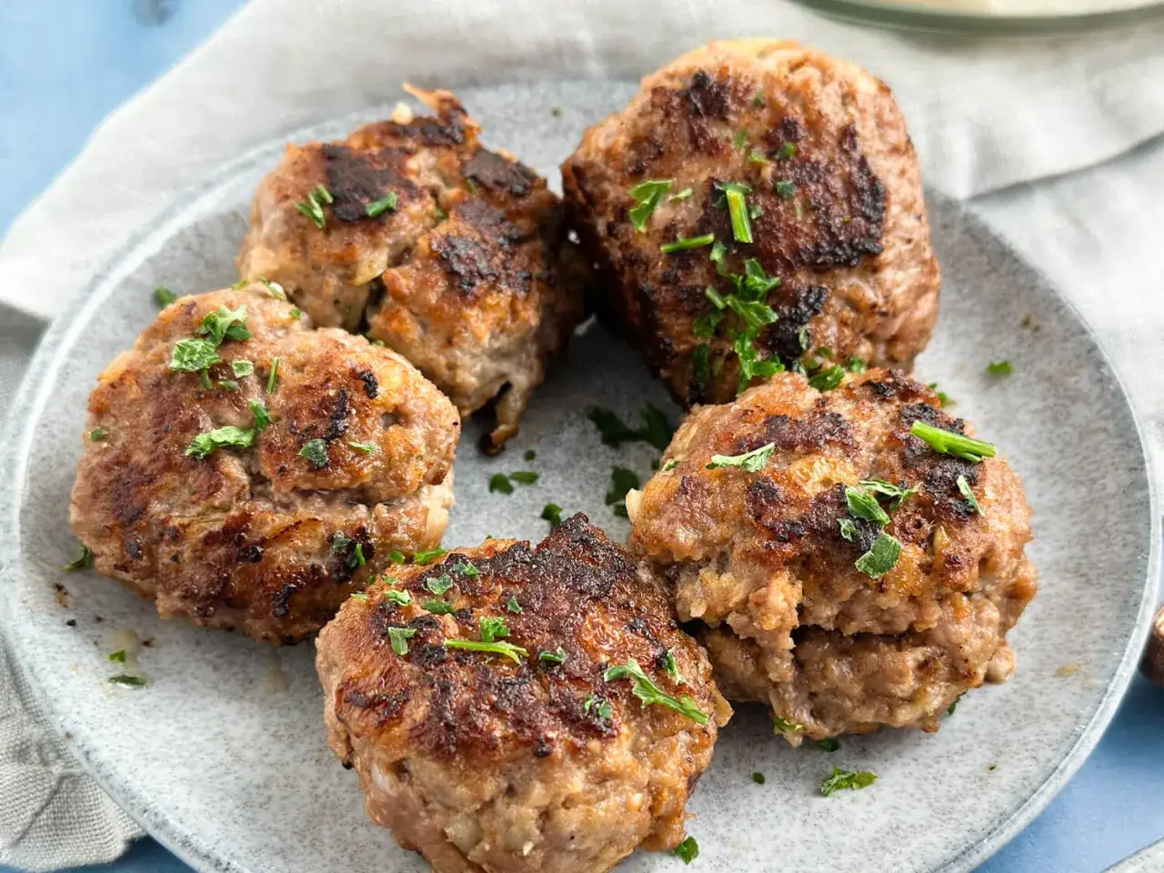 Saftige Buletten, frisch gebraten und mit Petersilie garniert. Ein einfaches und leckeres Buletten Rezept für jeden Tag.