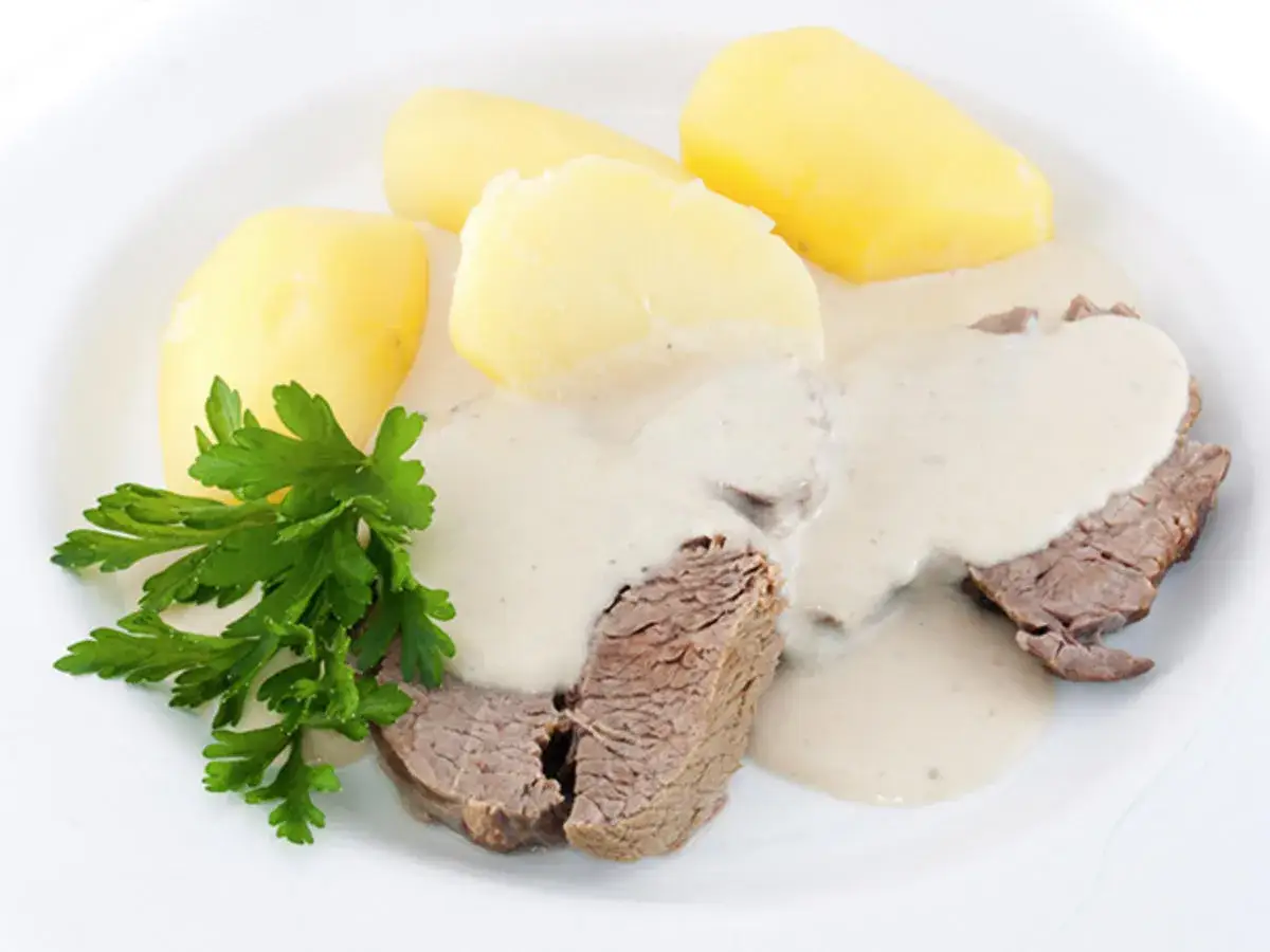Bamberger Krenfleisch: Zartes Rindfleisch mit cremiger Meerrettichsoße, dazu Salzkartoffeln und Petersilie.