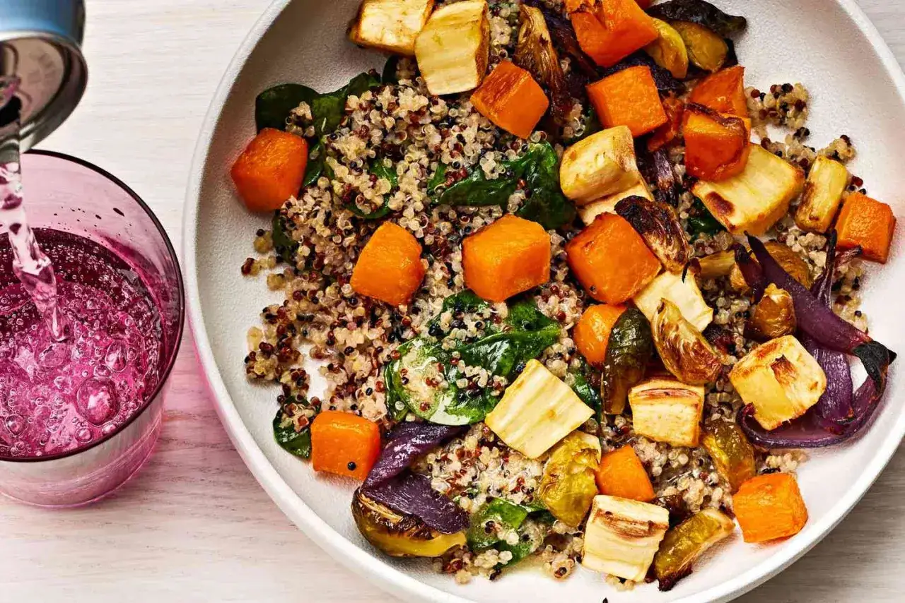 Bunte Quinoa-Bowl mit geröstetem Gemüse und Spinat. Perfekt für proteinreiche Rezepte, die satt machen und schmecken.