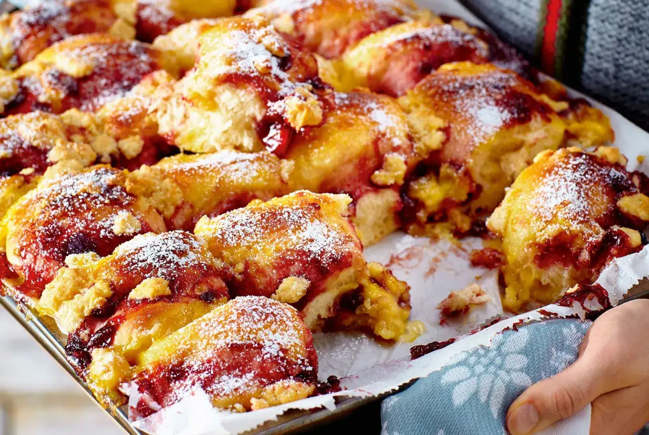 Saftige Kirschstreusel-Brötchen, frisch aus dem Ofen. Perfekt für die Frage: was koche ich heute?