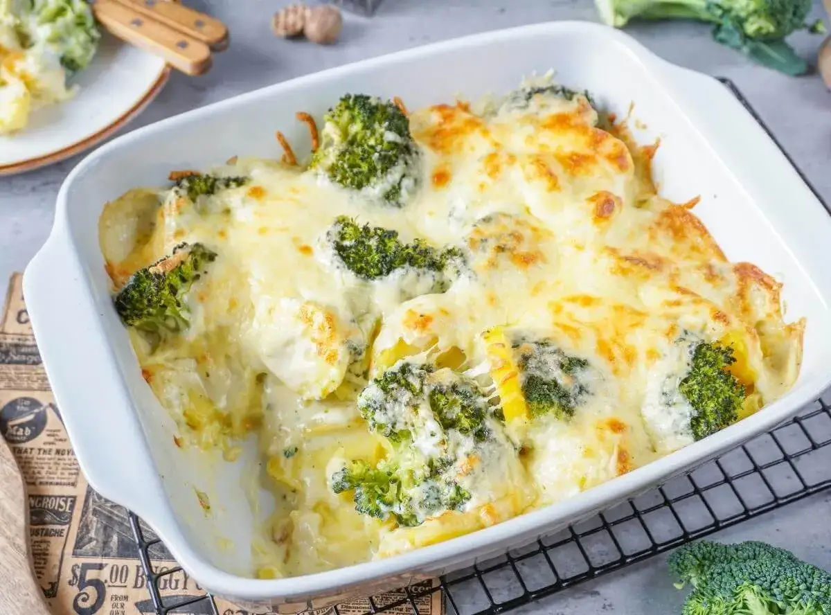 Herzhafter Kartoffel-Brokkoli-Auflauf mit geschmolzenem Käse, frisch aus dem Ofen. Ein Genuss für die ganze Familie!