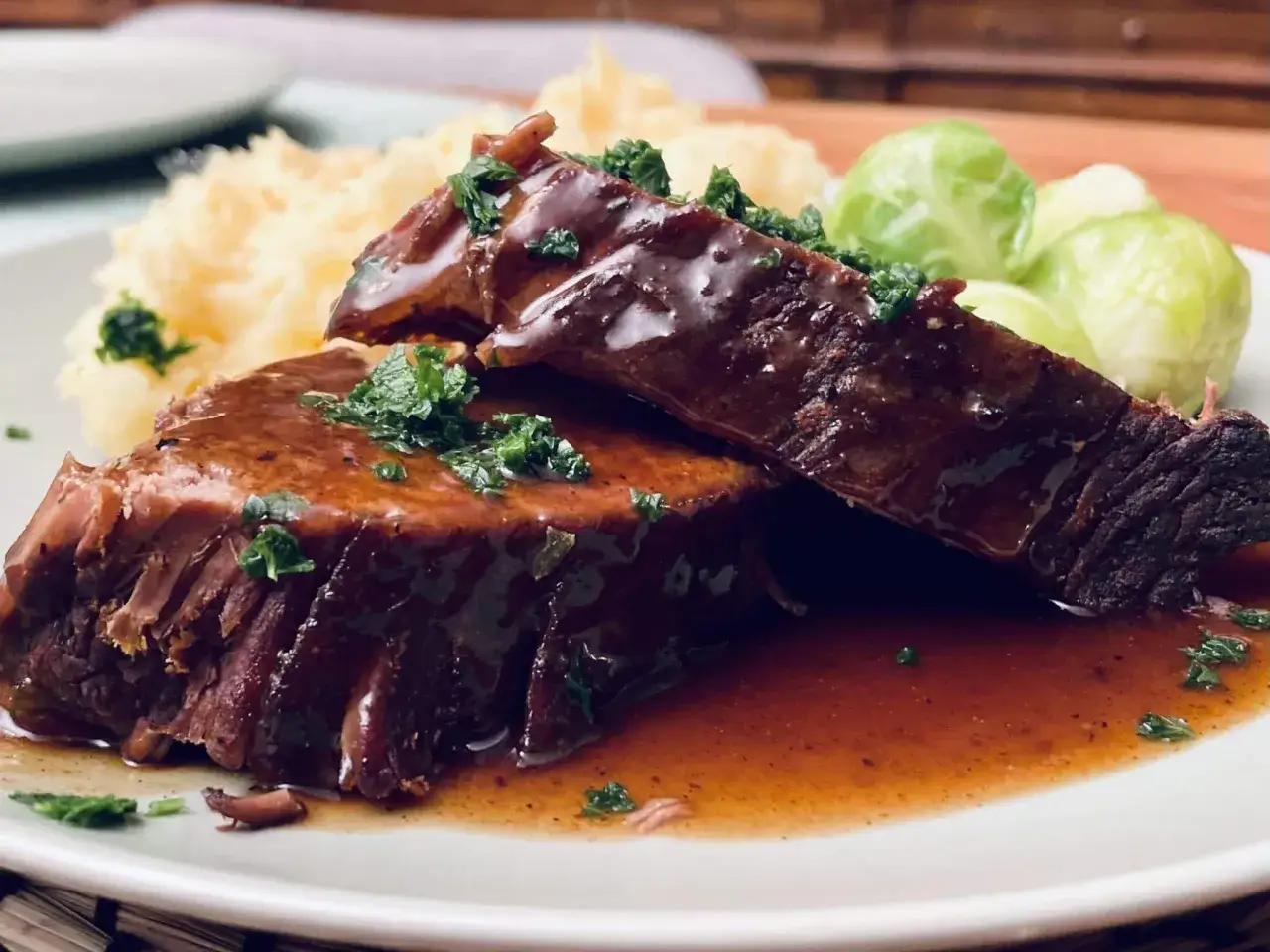 Saftiger Rinderbraten mit Kartoffelpüree und Rosenkohl, ein köstliches rinderbraten rezept.