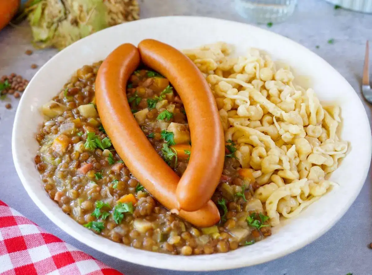 Herzhafte Linsen mit Kartoffeln und zwei Würstchen, dazu Spätzle. Ein Klassiker, der immer schmeckt!