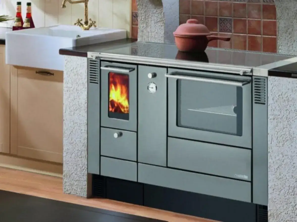 Holzherd mit brennendem Feuer und Backofen. Hier entstehen köstliche kochen auf holzherd rezepte.
