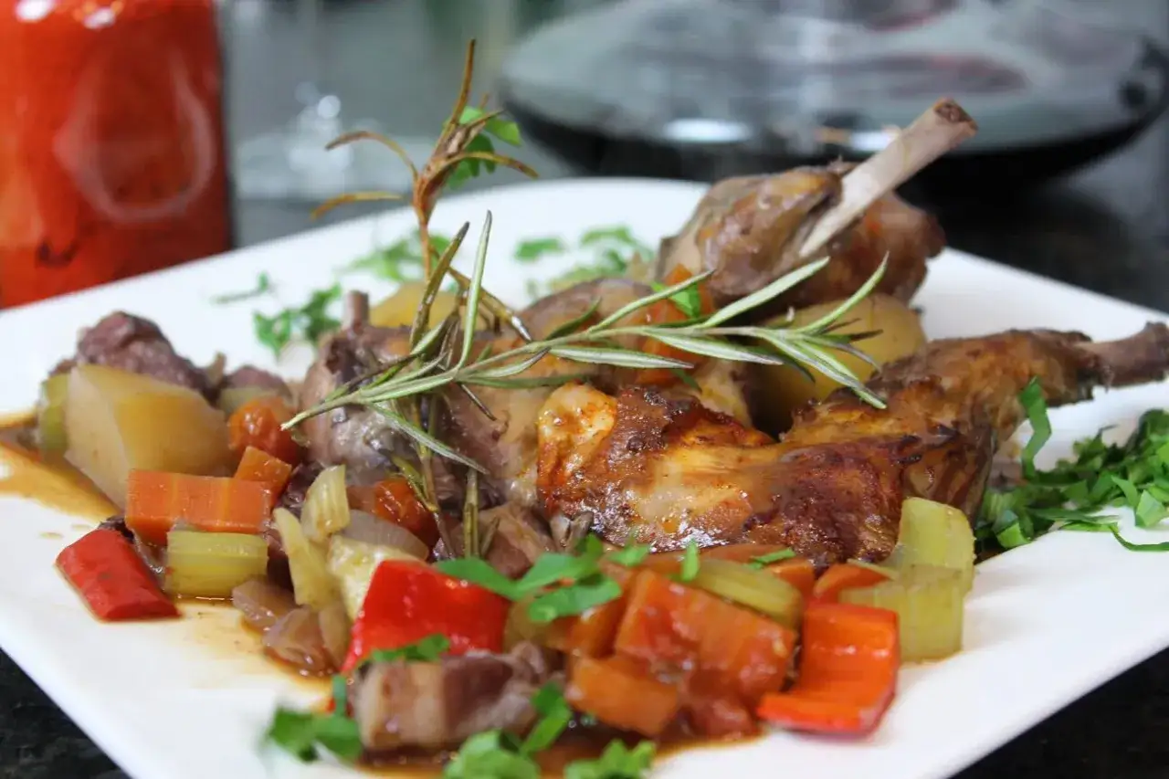 Fertiger Hase mit Wurzelgemüse, Kartoffeln und Rosmarin. Die Zubereitung des Hasen ist ein Festmahl.