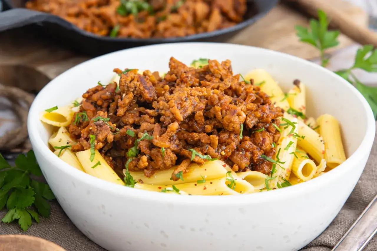 Herzhaftes Haschee-Rezept: Hackfleisch-Soße auf Penne, garniert mit Petersilie. Ein Klassiker, der immer schmeckt!