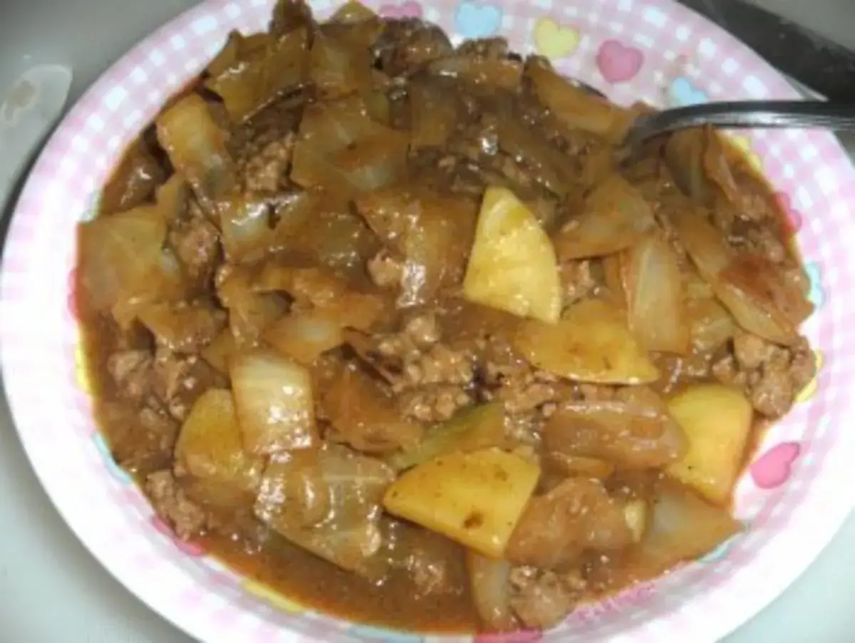 Herzhaftes Schichtkraut mit Hackfleisch im Topf, ein deftiges Gericht, das Leib und Seele wärmt.