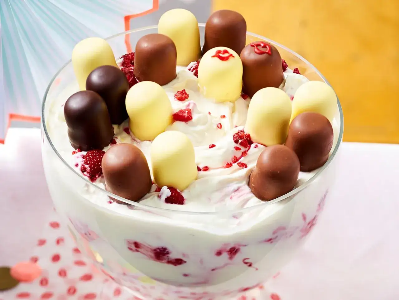 Cremiges Dessert mit Himbeeren und Schokoküssen – ein schnelles Dessert, das alle lieben.
