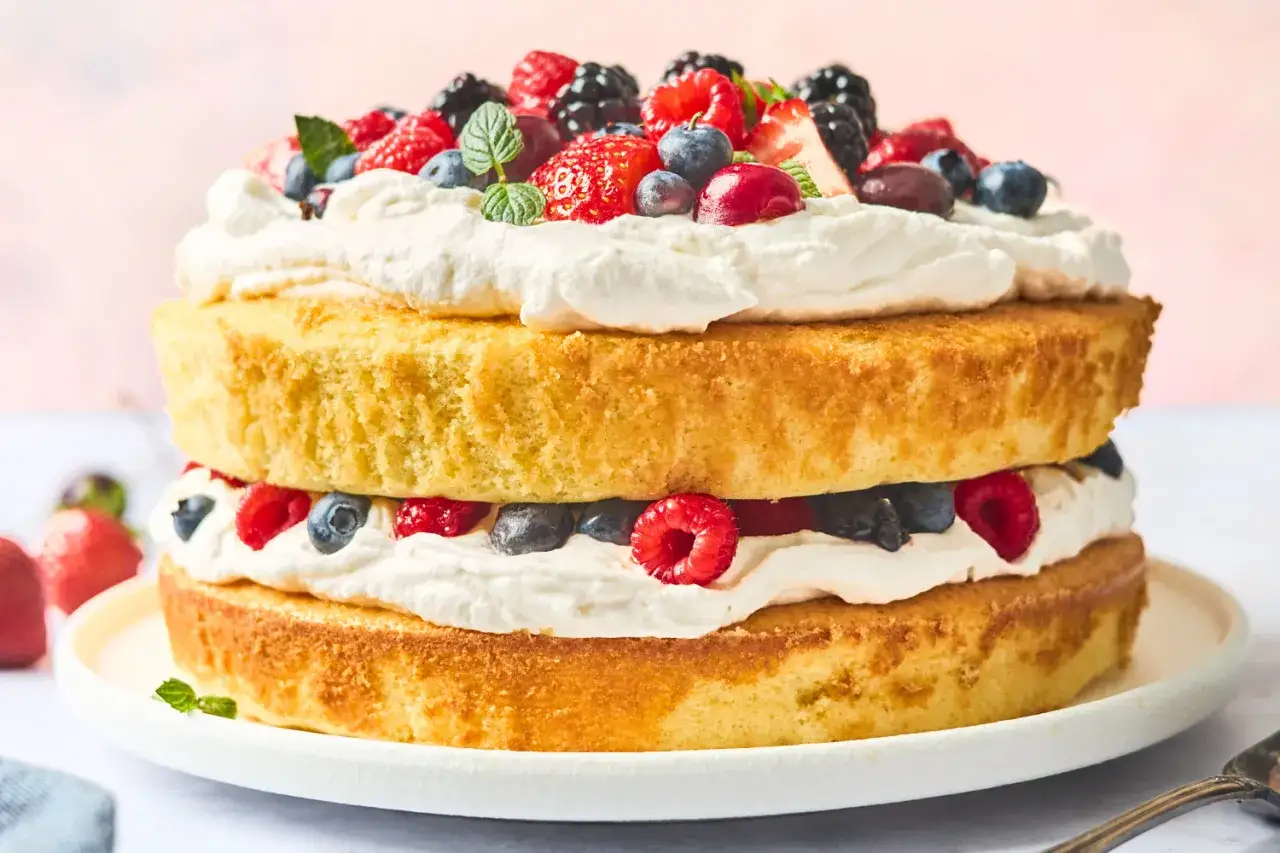 Zweischichtiger Kuchen mit Sahne und Beeren, perfekt für ein Tortenboden Rezept.