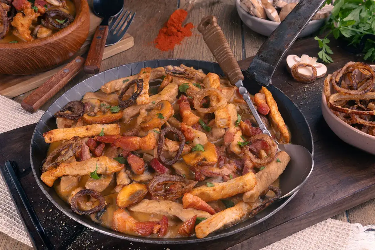 Herzhafte Pfanne mit Fleischstreifen, Pilzen und Speck – tolle Ideen für ein deftiges Abendessen.
