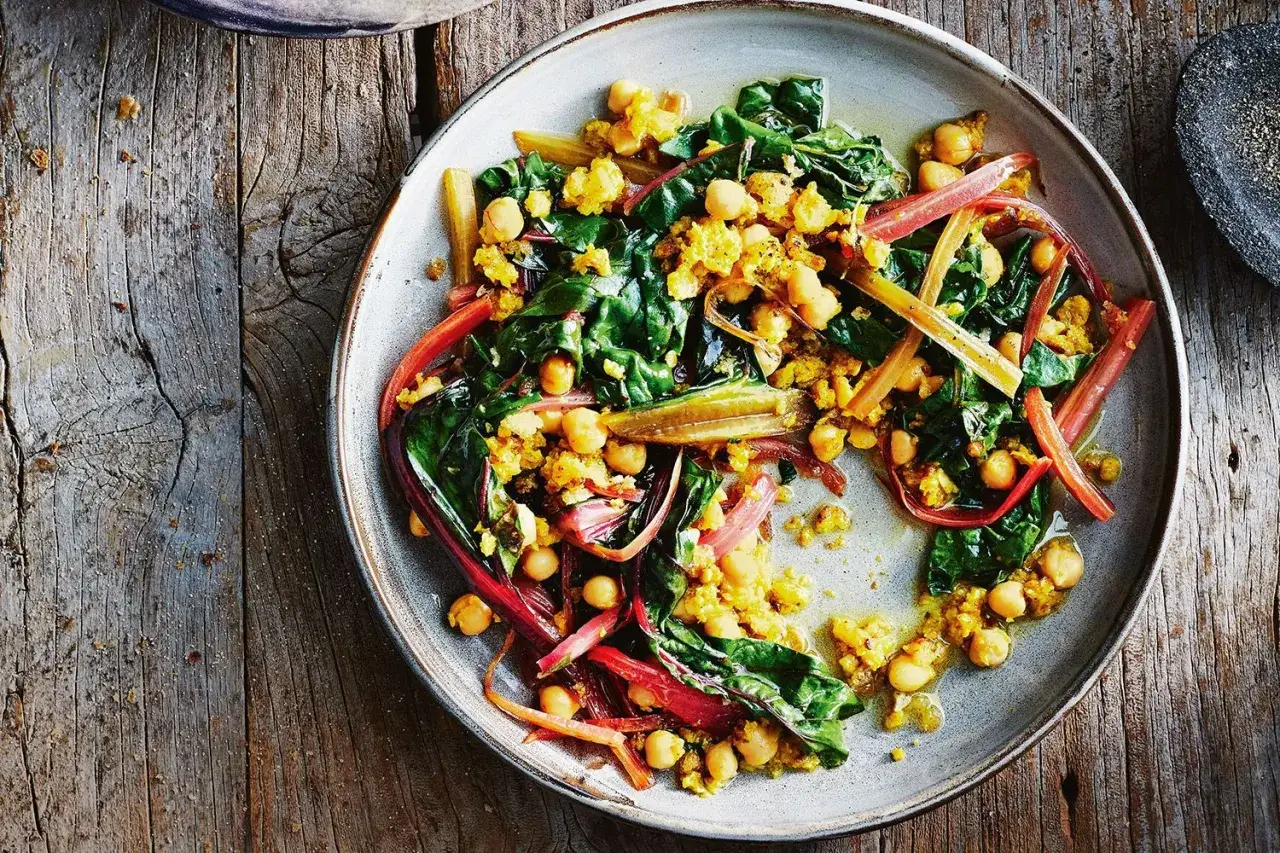 Bunter Mangold mit Kichererbsen und gelben Gewürzen, eine köstliche Idee für Mangold Rezepte.
