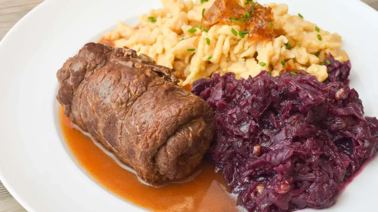 Herzhaftes Rinderrouladen Rezept mit Spätzle und Rotkohl. Ein Klassiker der deutschen Küche, der auf jedem Teller gut aussieht.