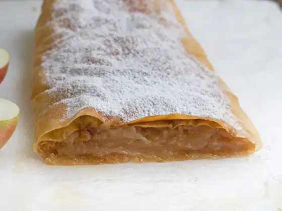 Apfelstrudel mit Fertigstrudelteig - knusprig, schnell und gut
